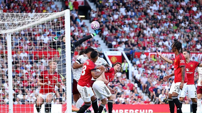 Gary Nevill: MU Harus Segera Rekrut Donnarumma atau Emi Martinez!