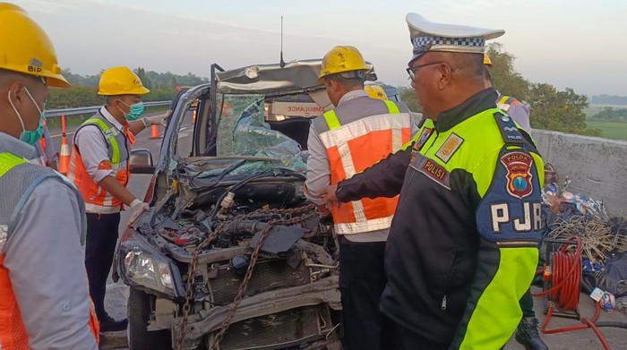 Tragedi Tol Jombang: Wuling Tabrak Truk, Tewaskan 3 Orang, Identitas Korban Terungkap
