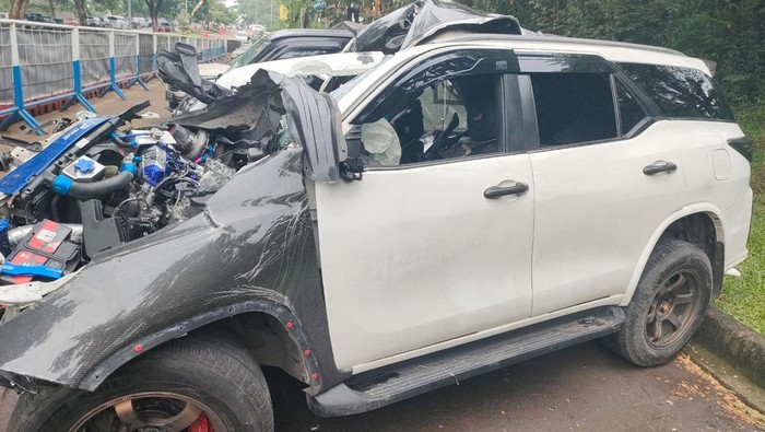 **Tragedi Mengerikan: Fortuner Tabrak Truk di Serpong, Sopir Tewas Setelah 30 Menit Terjepit**