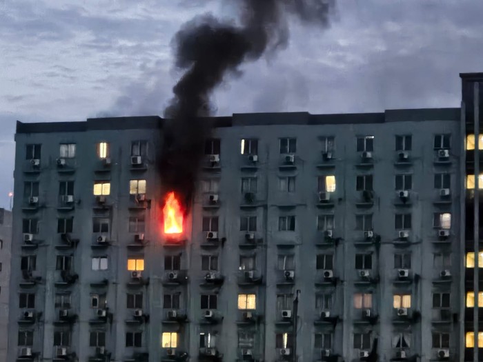 Kebakaran Meneror Apartemen Jakbar, Asap Hitam Ributkan Warga