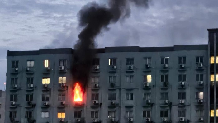 Kebakaran di Apartemen Jakbar Padam, Sebagian Penghuni Dievakuasi: Api Musnah dalam 20 Menit
