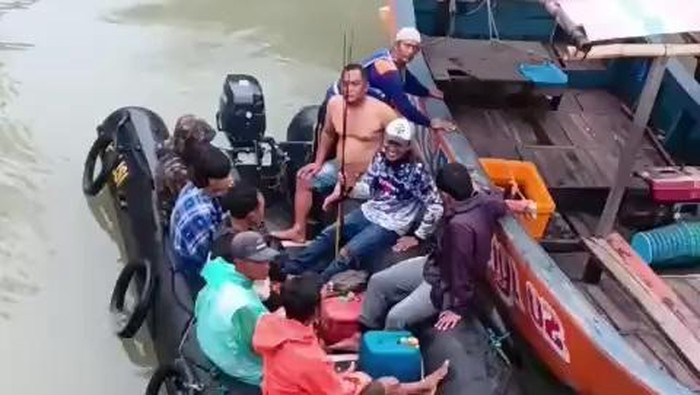 Polisi Selamatkan 6 Pemancing dari Laut Demak Usai Cuaca Turbulen Menerjang