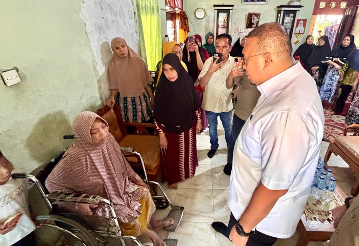 Andre Beri Bantuan Rp 10 Juta untuk Penderita Osteoporosis di Padang