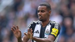 Bos Newcastle Datangi Rumah Isak, Tetapi Pemain Ini Tetap Ingin Pindah