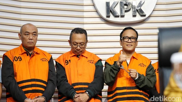 KPK Meneruskan penyelidikan terhadap pengalihan mobil mewah Land Cruiser-Mercy dari Rumdin Noel setelah Operasi Tangkap Tangan