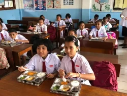 SPPG Polda Papua Siapkan 1.499 Porsi MBG untuk Anak-Anak di Jayapura, Ini Reaksi Masyarakat!
