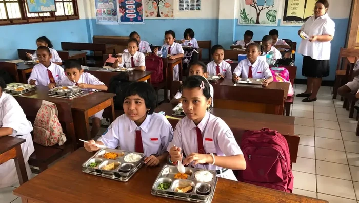 SPPG Polda Papua Siapkan 1.499 Porsi MBG untuk Anak-Anak di Jayapura, Ini Reaksi Masyarakat!