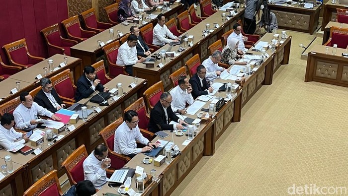 Legislator Ungkit Masalah Gaji: