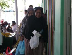 Kemenimipas Bagikan 5.000 Paket Bansos, Warga Cipinang Jaktim Bersorak Kebahagiaan