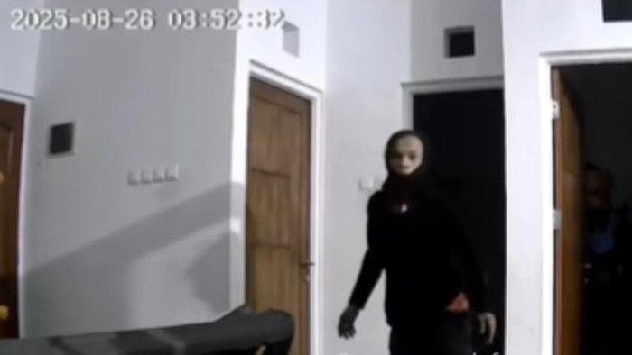 **Ninja Maling Depok: Pencuri Berpakaian Masker Buff dan Jaket Hitam Bobol Rumah Warga**