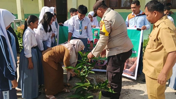 Bhabinkamtibmas Bersama Siswa SMA Siak, Tanam Pohon untuk Mewujudkan Sekolah Hijau