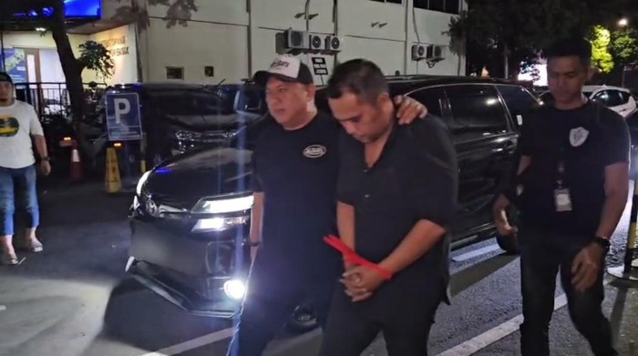 Penampakan Penyedia Tim Pantau Kasus Kacab Bank Saat Tiba di Polda Metro - Update 1