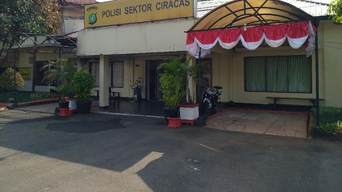 Ricuh Meluas, Polsek Ciracas Jaktim Jadi Sasaran Serangan Massa dengan Molotov