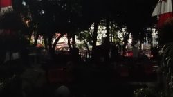 “Konfrontasi Massa di Polda Metro: Batu dan Petasan Menyebutkan Tanda Perlawanan”