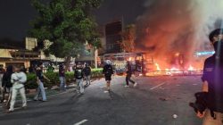 Massa Bakar 2 Bus Polisi dan Merusak Markas Gegana di Jakarta Pusat