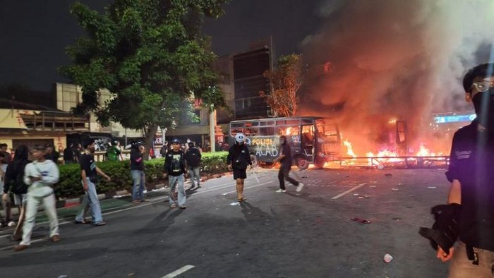 Massa Bakar 2 Bus Polisi dan Merusak Markas Gegana di Jakarta Pusat