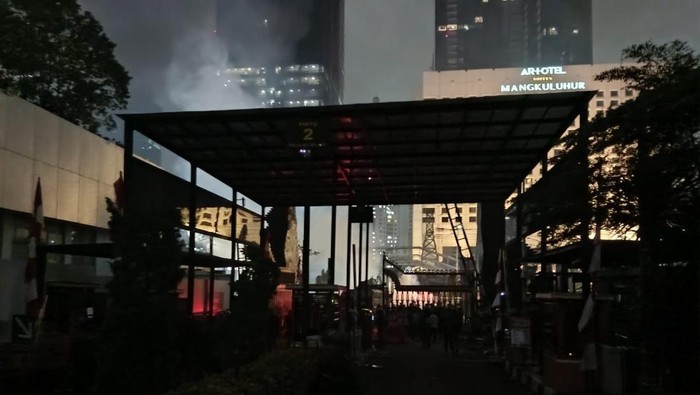 Polisi Dorong Mundur Massa di Polda Metro, Beberapa Orang Diamankan