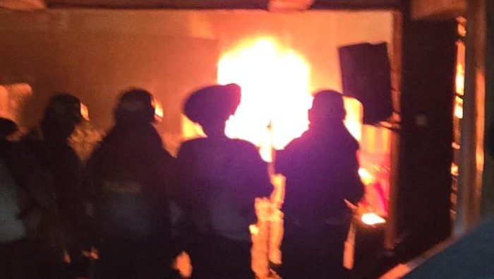 Massa Lempar Molotov Berkali-kali ke Polres Jaktim, Polisi Amankan 1 Orang - Update 1