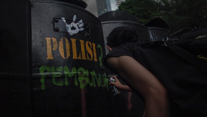 Tragedi Brimob: Satu Anggota Terluka Berat, Buntut Demo Ricuh Bikin Heboh