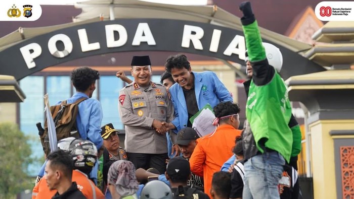 Ojol dan Mahasiswa Bersatu, Potret Aksi Damai Bela Affan di Polda Riau