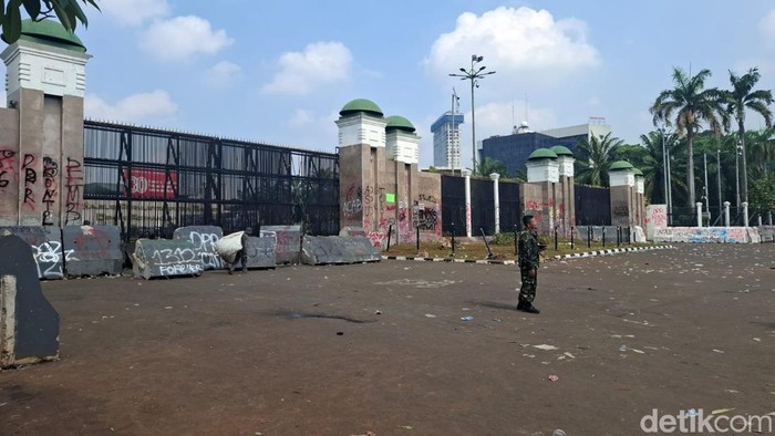 **DPR Dalam Kondisi Kacau Usai Demo Berdarah: Fasilitas Rusak, Pagar Tercoret**