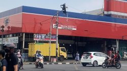 **Lampu Lalu Lintas di Jalan Otista Rusak Imbas Ricuh, Pengendara Adu Klakson**
