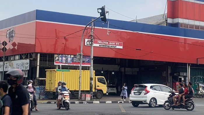 **Lampu Lalu Lintas di Jalan Otista Rusak Imbas Ricuh, Pengendara Adu Klakson**