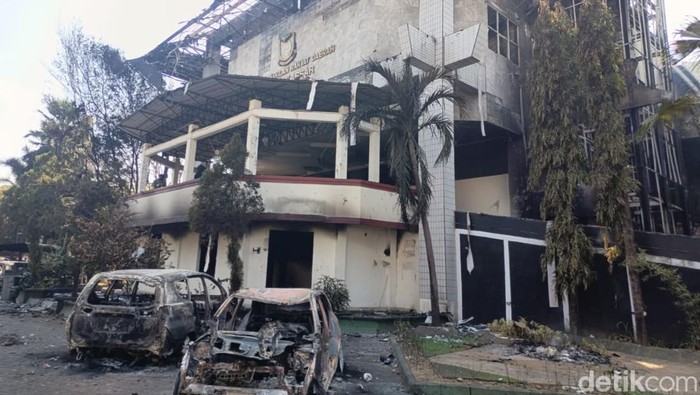 Tragedi Malam di Makassar: Gedung DPRD Terbakar, 3 Jiwa Terhilang dalam Situasi Memanas