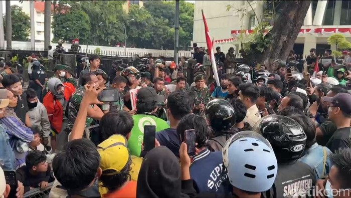 **Pangkostrad Datangi Mako Brimob Kwitang, Sempat Diskusi dengan Massa**