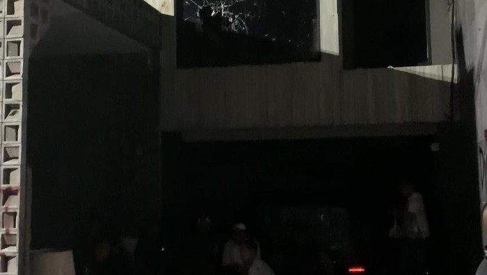**Massa Bubarkan Diri Usai Jarah Rumah Sahroni, Kondisi Terkini Setelah Kericuhan**