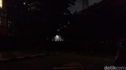 Gelapnya Mako Brimob Kwitang Malam Ini: Massa Bertahan, Suasana Penuh Tegangan