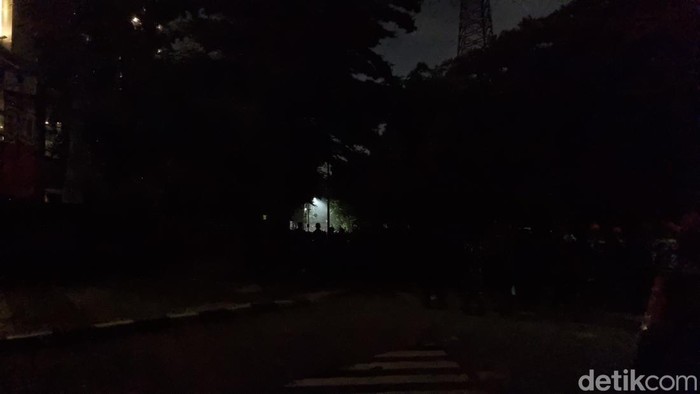 Gelapnya Mako Brimob Kwitang Malam Ini: Massa Bertahan, Suasana Penuh Tegangan