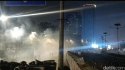 **Situasi di DPR Tengah Malam Ini: Massa Bertahan hingga Masuk Tol Dalam Kota, Tegangnya Atmosfer Jakarta**