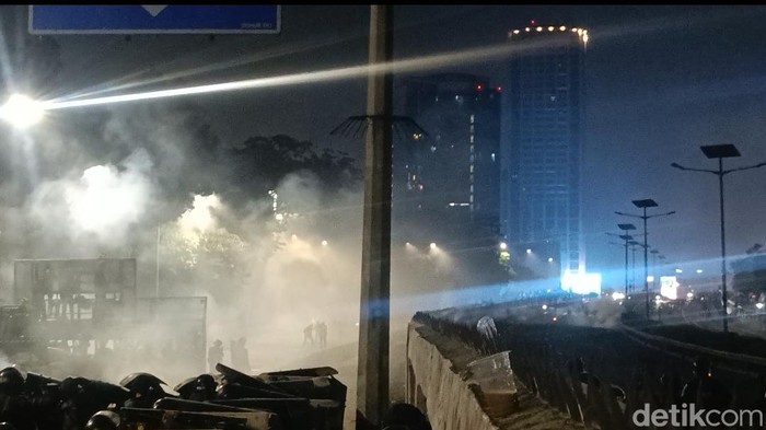 **Situasi di DPR Tengah Malam Ini: Massa Bertahan hingga Masuk Tol Dalam Kota, Tegangnya Atmosfer Jakarta**