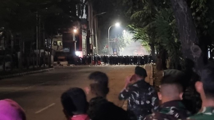 [Massa Bertahan, Aparat Akan Sterilkan Kawasan Mako Brimob Kwitang]