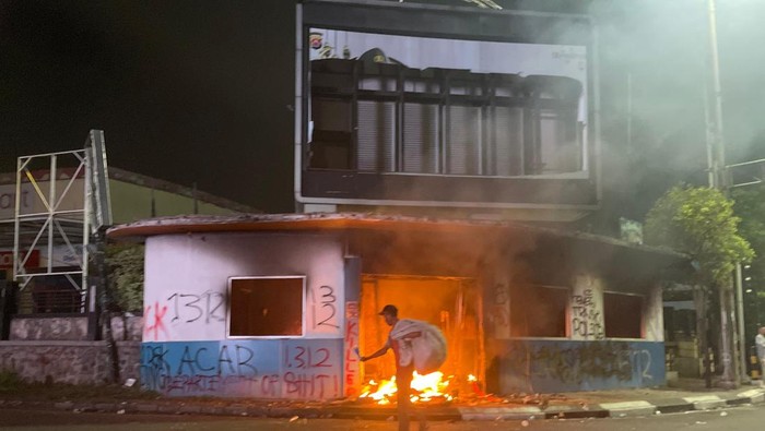 Kericuhan Pospol Ciceri Kota Serang: Api Menyala, Tegangan Meningkat