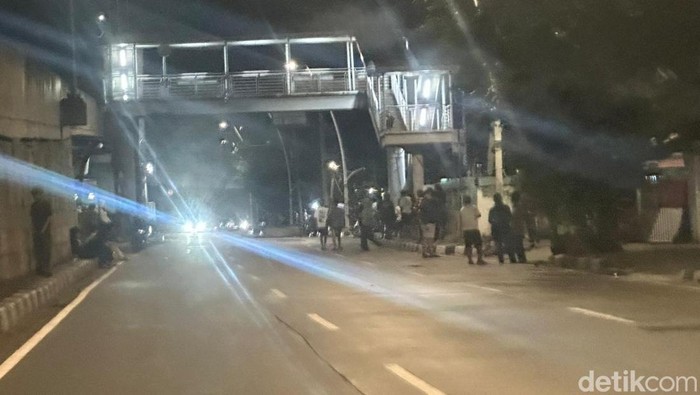 **Sejumlah Massa Mendekat ke Polres Jakut, Kendaraan Diminta Putar Balik**