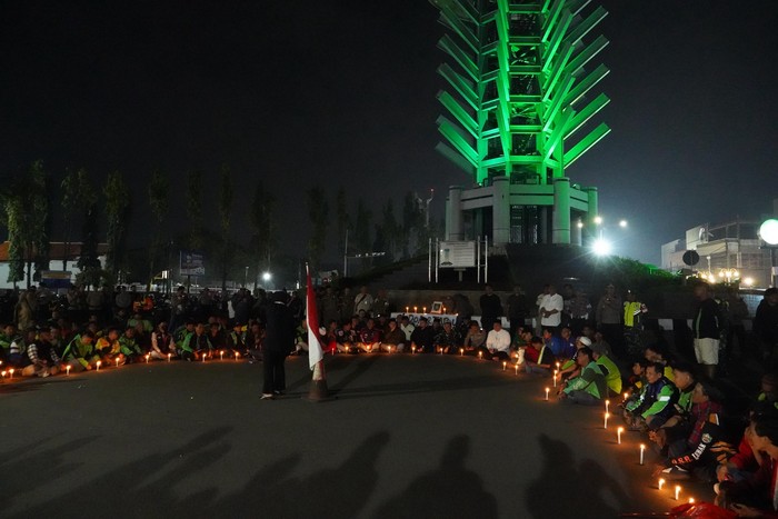 **Walkot Cilegon Bersama Ojol, Tabur Bunga dan Doa untuk Affan Kurniawan**
