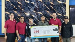 **Marriott Bandung Berikan 246 Pasang Sepatu ke 12 Sekolah di Ciburial, Dukung Pendidikan Anak-Anak**
