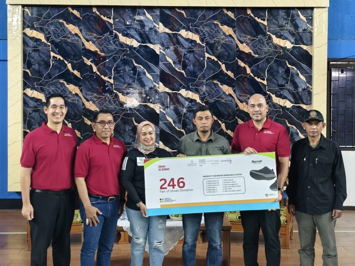 **Marriott Bandung Berikan 246 Pasang Sepatu ke 12 Sekolah di Ciburial, Dukung Pendidikan Anak-Anak**