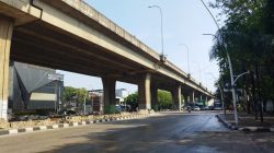 Jalan Yos Sudarso Kembali Beroperasi, Petugas Terus Bersih-bersih di Lokasi
