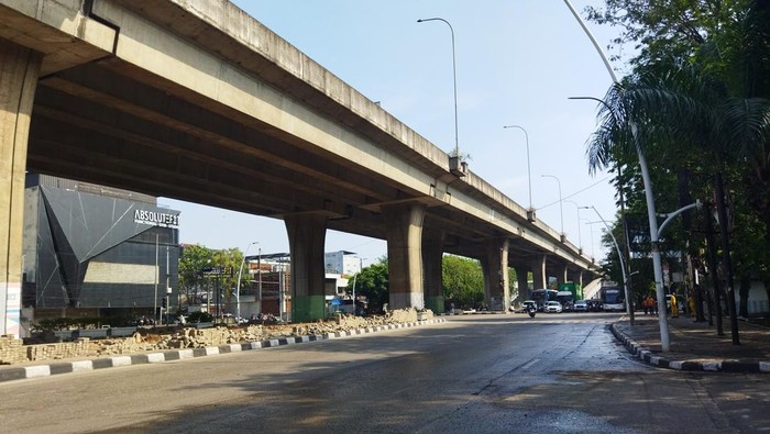 Jalan Yos Sudarso Kembali Beroperasi, Petugas Terus Bersih-bersih di Lokasi