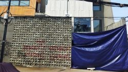 Kondisi Terkini Rumah Sahroni Usai Penjarahan: Kaca Pecah, Ditutup Terpal