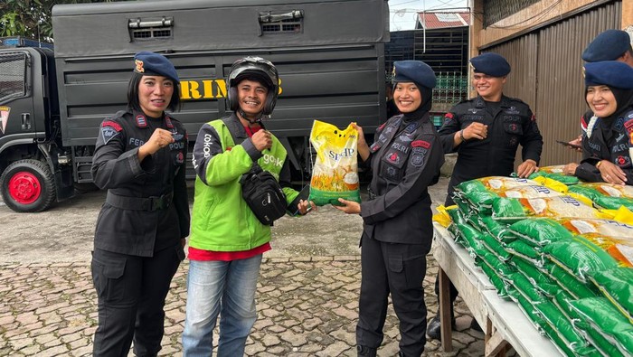 Brimob Riau Gelar Operasi Pangan, Salurkan 2 Ton Beras Murah