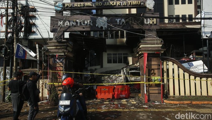 Kapolres Bantah Penembakan saat Ricuh di Mapolres Jaktim: Apa yang Sebenarnya Terjadi?