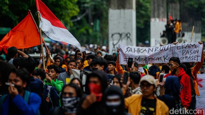**DPR Nyatakan Perang dengan Rakyat: Daftar Anggota Dinonaktifkan Akibat Ucapan Sakiti Masyarakat**