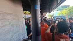 Rano Bersih-bersih Halte Senen, Imbau Warga Jaga Fasilitas Umum dari Rusak