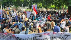 Warga Demo Desak KPK Tetapkan Bupati Pati Sudewo Tersangka, Gugat Kebijakan Korupsi!
