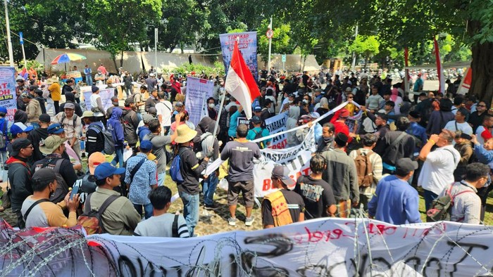 Warga Demo Desak KPK Tetapkan Bupati Pati Sudewo Tersangka, Gugat Kebijakan Korupsi!