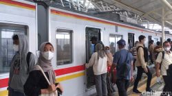 “Heboh! Pria Berjaket Ojol Lari di Atas Gerbong KRL Stasiun Cikini Viral di Media Sosial”